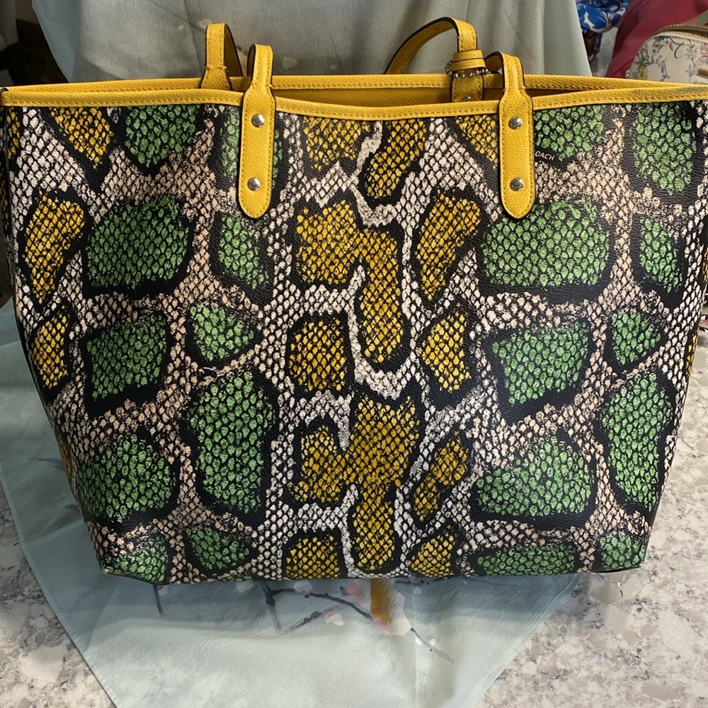 Coach Reversible City Tote in Snake Print With Detachable Wristlet (RARE) - Picture 3 of 16